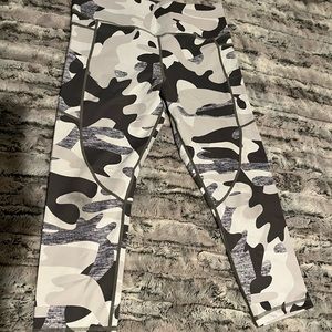 ZYIA LIGHT N TIGHT CAPRI LEGGINGS